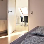 Апартаменты Kuschelige Dachgeschosswohnung Am Clarapark *