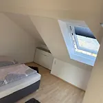 Kuschelige Dachgeschosswohnung Am Clarapark Апартаменты *