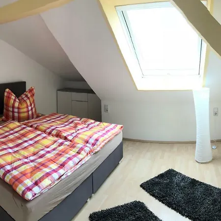 Kuschelige Dachgeschosswohnung Am Clarapark Апартаменты *