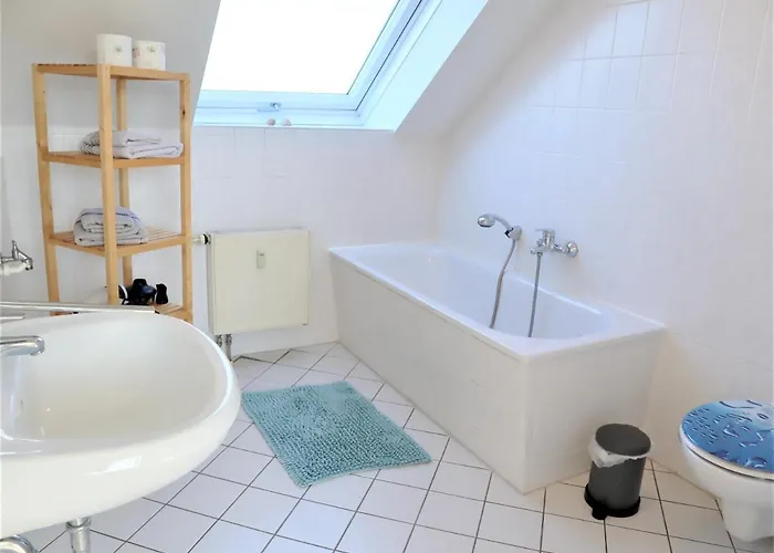 Kuschelige Dachgeschosswohnung Am Clarapark Апартаменты *