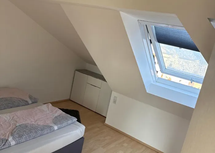 Kuschelige Dachgeschosswohnung Am Clarapark Апартаменты *