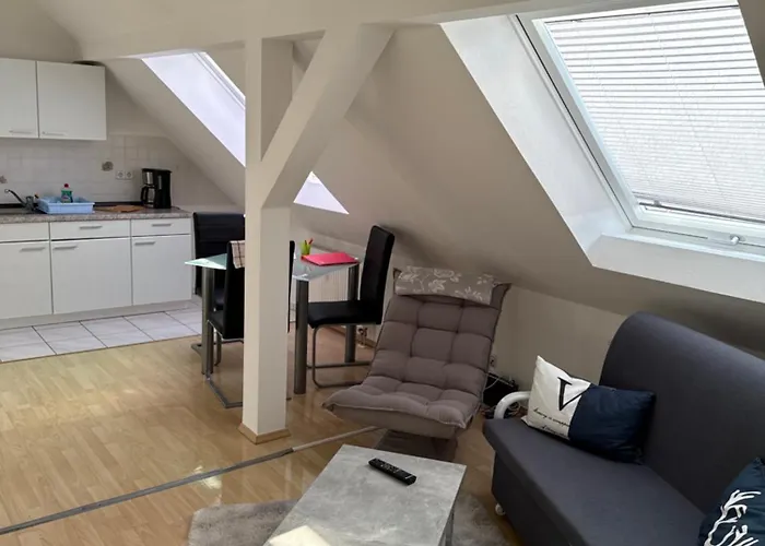 Апартаменты Kuschelige Dachgeschosswohnung Am Clarapark *