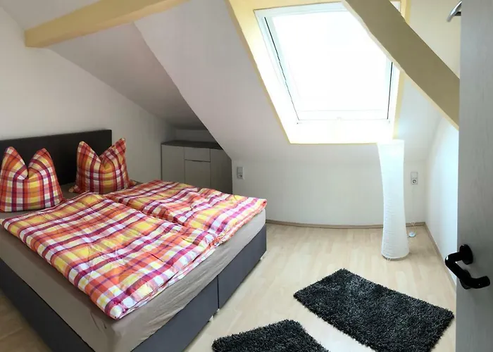 Kuschelige Dachgeschosswohnung Am Clarapark Апартаменты *